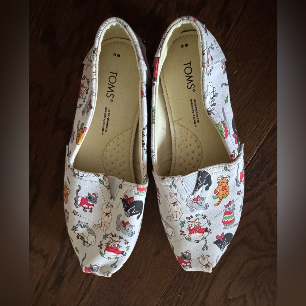 TOMS Multicolor Cat Pattern Slip-Ons women’s size 6 great condition
